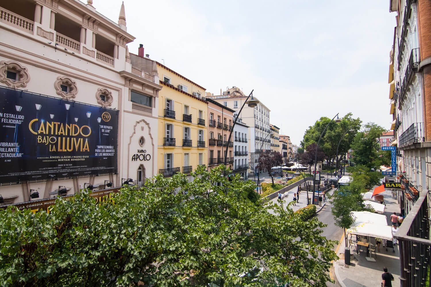 Vista desde la calle de los Relatores hacia la plaza Tirso de Molina, ubicación de Way Hostel en el centro de Madrid