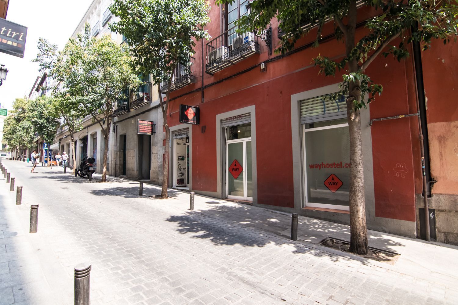 Voluntarios colaborando en un ambiente social y multicultural en el hostel