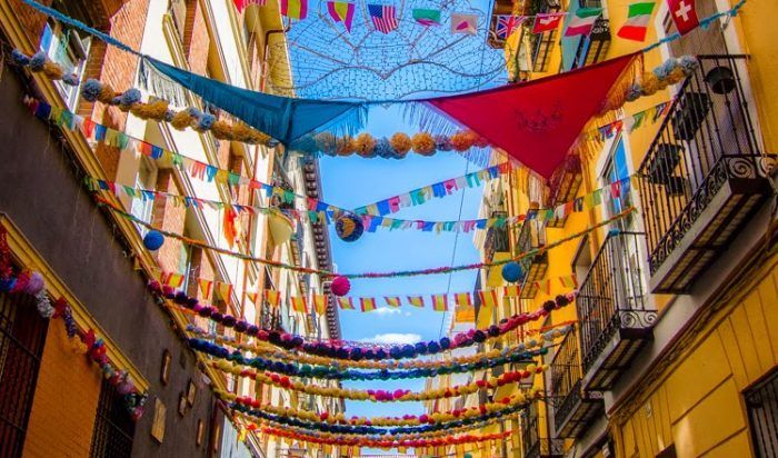 fiestas de san lorenzo lavapies madrid Decoración colorida para las fiestas de San Lorenzo en el Barrio de Lavapíes