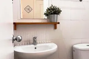 High-quality private bathroom in a triple room, ideal for small groups in the center of Madrid