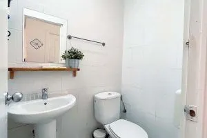 Detail of bathroom in a high-quality hostel room in Madrid