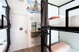 Six-bed room with shared bathroom at Way Hostel Madrid