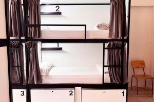 Habitación compartida de 8 camas con baño privado, amplia y luminosa, ideal para grupos y mochileros