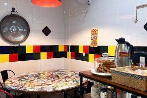 Zonas para desayunar con decoración colorida y ambiente acogedor, ideal para arrancar la mañana