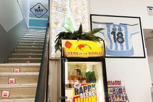 Escaleras del Way Hostel en Madrid, decoradas y con señalización clara