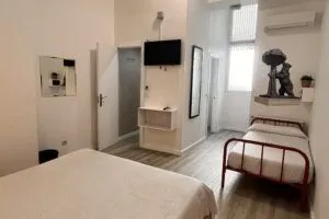 Single bed in a triple room with private bathroom in the center of Madrid