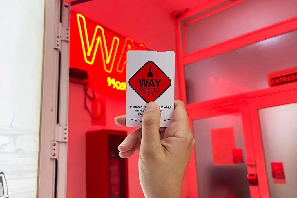 Tarjeta de check-in de Way Hostel Madrid, detalle de bienvenida para los huéspedes